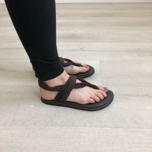 Sanuks size 5 brown strappy sandal